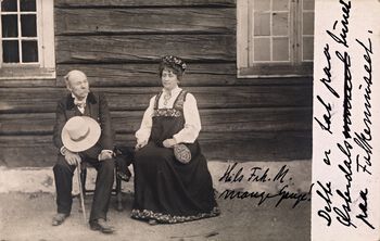 Arne og Hulda Garborg på Østerdalstunet på Norsk Folkemuseum. Hulda Garborg arbeidet for folkekulturen og ga blant annet ut boka Norsk Klædebunad i 1903. Arne Garborg kjempet for nynorsk språk og litteratur. Les mer om kulturnasjonalismen i tiårene før første verdenskrig .&amp;#160;Foto: ukjent/Nasjonalbiblioteket