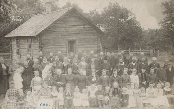 Trusfridomen i Amerika ga utvandrarane høve til å byggje kyrkjer og stifte kyrkjesamfunn som var forbodne i Noreg. Og i alle høve var kyrkja som regel den fyrste institusjonen dei norske emigrantane skipa seg imellom. Bildet viser Eidskogen kyrkje i Orrock i Sherburne County i Minnesota. Dei fyrste norske emigrantane som kom hit, kom i 1871, og allereie i 1873 var den fyrste kyrkjelyden i området stifta. Les meir om korleis utvandringa hang saman med mangelen på fridom i Noreg . Foto: Migrasjonsmuseet