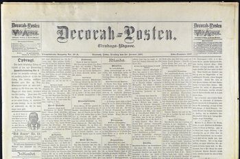 Forsida av Decorah-Posten 5. januar 1897. Norske utvandrarar skipa tidleg aviser på morsmålet: allereie i 1847 kom Nordlyset , som Ole Jensen Hatlestad redigerte i ei tid. Decorah-Posten vart etter kvart ei av dei største avisene og hadde i 1950 meir enn 30 000 tingarar. Såleis kunne innvandrarane bli verande «norske»: avisa vart trykt med gotisk skrift fram til 1952 og heldt fram med å trykke substantiv med store forbokstavar til 1961. Les meir om korleis utvandringa hang saman med mangelen på ytringsfridom i Noreg . Foto: Migrasjonsmuseet