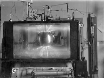 Professor i fysikk Kristian Birkeland (1867–1917) hadde opprinnelig konstruert en elektromagnetisk kanon, men da denne skulle demonstreres i 1903, skjedde det et uhell: En kraftig kortslutning der en lysbue skjøt ut av munningen. Oppdagelsen av denne lysbuen førte til at Birkeland og Sam Eyde klarte å fremstille salpetersyre og kalksalpeter ved å oksidere nitrogen i lufta. Eyde etablerte deretter Norsk Hydro for å dra nytte av denne prosessen. Nå kunne kunstgjødsel produseres. Les mer om&amp;#160; fremveksten av en&amp;#160;ny teknisk avansert&amp;#160;storindustri i Norge .&amp;#160;Foto: Museum universitets- og vitenskapshistorie, UiO