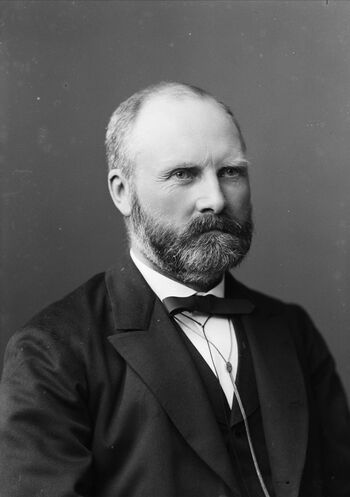 Dette er&amp;#160;Elias Blix (1836–1902), kyrkje- og undervisningsminister då jamstillingsvedtaket vart gjort. Blix omsette seinare ein stor del av Det nye testamentet til nynorsk, i 1889. Les meir om då nynorsk vart offisielt språk .&amp;#160;Foto: L. Szacinski/Oslo Museum/ CC BY-SA
