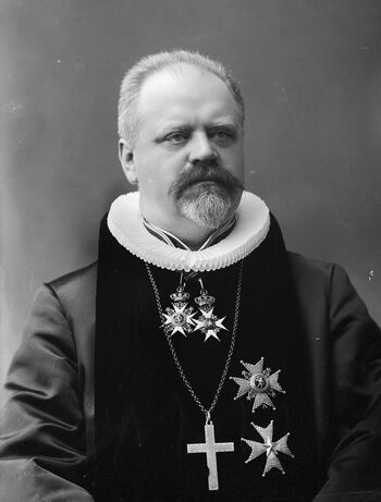 Vilhelm Andreas Wexelsen (1848–1909) var teolog og venstrepolitikar. Som kyrkjeminister stod han i 1898 bak utsendinga av ein språkinstruks til skulen, Wexelsenplakaten, som oppmoda til kraftig innstramming av bruk av kvensk og samisk som hjelpespråk i undervisinga. Dette var den fjerde instruksen om språkbruk i skulen frå skulestyresmaktene sidan 1860. Kvar instruks medførte ei stadig sterkare oppmoding til fornorsking. Les meir om minoritetspolitikken i nord frå 1850 til 1950 . Foto: L. Szaiñski/Oslo Museum/CC BY-SA