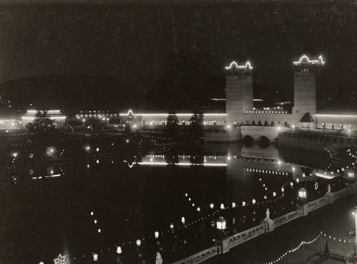 Fotografi som viser lyssettingen av jubileumsutstillingen i Frognerparken i 1914
