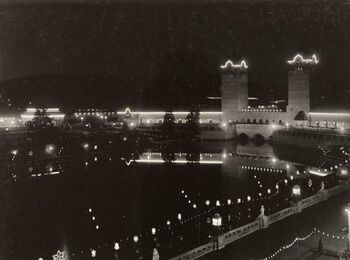 Elektriske lamper lyste opp jubileumsutstillingen i Frognerparken i 1914: et spektakulært og «moderne» skue. Allerede i 1901 hadde 25 byer i Norge strøm til 70 % av innbyggerne. Les mer om moderniseringen av Norge .&amp;#160;Foto: Byhistorisk samling, Oslo museum/ CC BY-SA