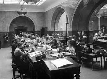 Her er et kontorlandskap hos Bergens Kreditbank A/S, fotografert i 1920. Les mer om fremveksten av middelklassen i Norge . Foto: Atelier KK/Universitetsbiblioteket i Bergen, Bildesamlingen