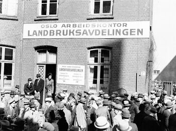 Her er arbeidsløse i kø utenfor Oslo Arbeidskontor, Landbruksavdelingen, i&amp;#160;1935. Les mer om de økonomiske krisene på 1920- og 1930-tallet i Norge . Foto: NTB scanpix