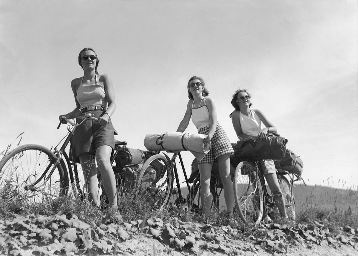 Fotografi av tre kvinner på sykkeltur