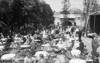Med innføringa av åtte timers arbeidsdag i 1918 fikk mange nordmenn fritid for første gang. Den frie tida kunne bli brukt til utendørsaktiviteter, men ikke nødvendigvis ute av byen: fra Skansen restaurant ved Akershus festning, ca. 1930. Foto: Mittet &amp;#38; Co. AS/Oslo Museum/ CC BY-SA