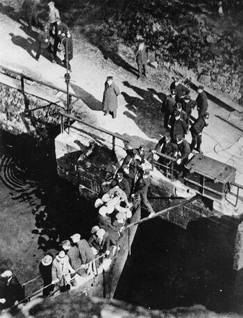 Under lockouten i 1931 kom det 8. juni til masseslagsmål på Menstad ved Skien, der Norsk Hydro hadde engasjert en gruppe arbeidere på spesialkontrakt. Bruken av kontraktarbeidere la ved på bålet til fagbevegelsen, og 8. juni marsjerte et demonstrasjonstog til Menstad lasteplass og kom i konflikt med politiet. Allerede et par dager tidligere, 5. juni, hadde det kommet til åpen kamp ved Skotfoss sluser nordvest for Menstad. Les mer om arbeidskonfliktene i mellomkrigstiden . Foto: NTB arkiv/Scanpix