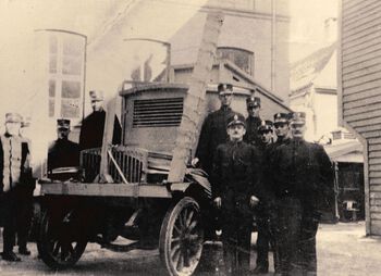Denne farkosten ble kalt «panserbilen» og var i bruk av politiet i Bergen på 1920-tallet. «Pansringen» var hjemmesnekret og bilen ble brukt for å presse mennesker som stimlet sammen bort fra gatene ved streik og opptøyer. Les mer om arbeidskonfliktene i Norge i mellomkrigstiden .&amp;#160;Foto: Ukjent/Norsk rettsmuseum