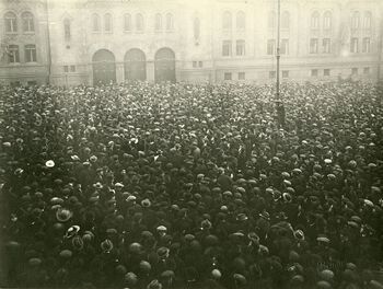 Mellom 6000 og 7000 jernarbeidere&amp;#160;demonstrerte utenfor Stortinget&amp;#160;4. mai&amp;#160;1917. Les om&amp;#160; hvordan første verdenskrig svekket den norske økonomien og&amp;#160;politikken som ble forsøkt for å&amp;#160;styrke den .&amp;#160;Foto: Conrad M. Bringe/Arbeiderbevegelsens arkiv og bibliotek