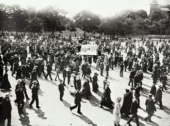 Som en reaksjon på den sterke prisstigningen under første verdenskrig, gjennomførte Arbeiderpartiet og fagbevegelsen det som ble omtalt som dyrtidsaksjonen på vårparten og forsommeren 1917. Aksjonen kulminerte med én dags generalstreik 6. juni. På landsbasis deltok 300 000 mennesker i demonstrasjonstogene som ble arrangert denne dagen. På bildet ser vi noen av 40 000 demonstrantene som protesterte mot matvaremangel og dyrtid i Kristiania. Les mer om pengepolitikken i mellomkrigstiden .&amp;#160;Foto: ukjent/Arbeiderbevegelsens arkiv og bibliotek/ CC BY-ND-NC