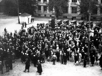 Faredag var dagen en leie- eller tjenestekontrakt utløp og var som regel fastsatt til 14. april og 14. oktober. Her har tjenestefolk møtt opp på Strømsø torg i Drammen 14. oktober 1929 for å finne nytt arbeid. Les mer om hvordan hushjelpene forsvant fra det norske arbeidsmarkedet .&amp;#160;Foto: NTB scanpix