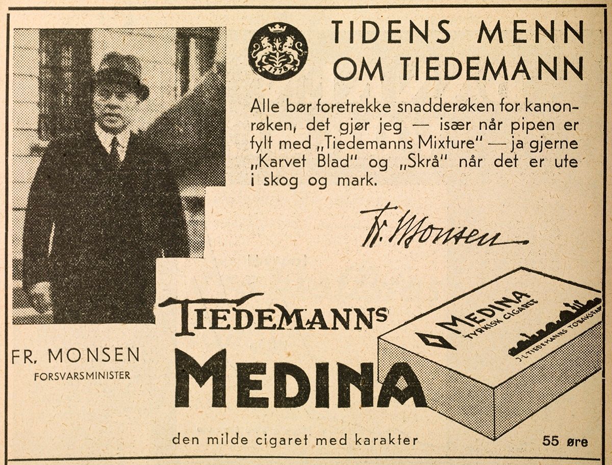 Foto av avisutklipp. Reklame for Tiedemanns Medina-tobakk. Et foto av en dresskledd mann med hatt. Under står det Forsvarsminister Fredrik Monsen.