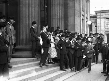 Immatrikulering av studenter ved Universitetet i Oslo i 1925. Les mer om klasseforskjeller i det norske utdanningssystemet i Norge i mellomkrigstiden . Foto: ukjent/Oslo Museum/ CC BY-SA