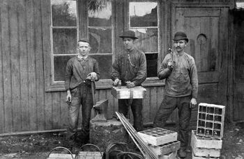 Her er smeder på Løten fotografert i 1920. Å gå i lære for å bli fagarbeider stod i kontrast til en teoretisk skoleutdannelse. Les mer om klasseforskjeller i utdanningssystemet i Norge i mellomkrigstiden . Foto: Domkirkeoddens fotoarkiv
