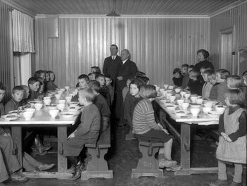 Oslofrokost på skolen. Hamar, 1934. Les om utdanningssystemet i Norge i mellomkrigstiden . Foto: Christian Grundseth/Domkirkeodden