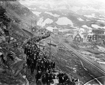 Dyrtidsdemonstrasjon i Sandnes i Sulitjelma, 1917. Les om radikaliseringen av arbeiderbevegelsen i Norge. &amp;#160;Foto: ukjent/Norsk Jernbanemuseum, Jernbaneverket