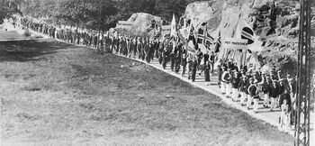 Fedrelandslaget fotografert i opptog i Midtbyen i Trondheim, 1935. Les mer om høyreradikale miljøer i Norge i mellomkrigstiden . Foto: Schrøder/Sverresborg Trøndelag Folkemuseum