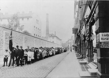 Kristiania Indremisjons søndagsskole klar for utflukt, 1914. Les mer om organisasjoner i det norske samfunnet i mellomkrigstiden . Foto: ukjent/Oslo Museum/ CC BY-SA