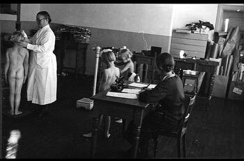 Elever blir målt og veiet av helsesøster på Sofienberg skole i Oslo. Les mer om vitenskapeliggjøringen av samfunnet i mellomkrigstiden . Foto: Oslo byarkiv/ CC BY-SA