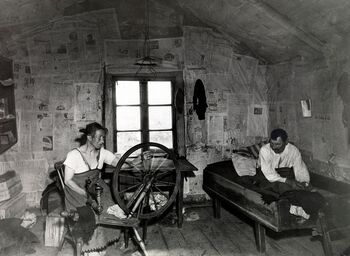 Var samene «norske»? Sjøsamer fotografert i trange omgivelser rundt 1900. Les mer om&amp;#160; hvordan den norske nasjonale identiteten ble forstått etter 1900 . Foto: ukjent­/Arbeider­bevegelsens arkiv og bibliotek