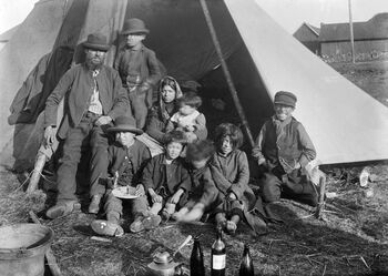 Romfolk på Vallø ved Tønsberg i Vestfold, ca. 1895–1900. Les mer om hvordan den norske nasjonale identiteten ble forstått i relasjon til andre grupper i det norske samfunnet . Foto: Eduard Fett/Oslo museum/ CC BY-SA