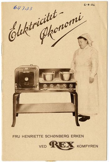 Kokebokforfatter og husstellskolebestyrer Henriette Schønberg Erken i reklame for elektrisk komfyr. Les mer om elektrifiseringen av hjemmet . Foto: DEXTRA Photo/Norsk Teknisk Museum