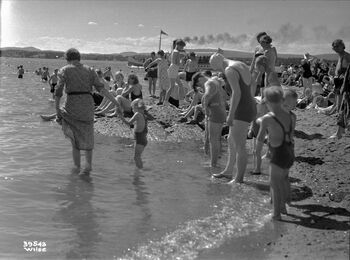 En befolkning med mer fritid enn tidligere flokker til stranda en junidag i 1933. Les mer om da nordmenn begynte å bade . Foto: Anders Beer Wilse/Oslo museum/ CC BY-SA