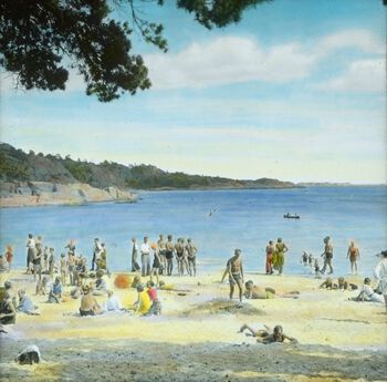 Fribading på Storesand på Fevik ved Grimstad rundt 1930-tallet. Som vi ser var det først og fremst de unge som tok i bruk stranda på dette tidspunktet. Les mer om da nordmenn begynte å bade . Foto og håndkolorering: Anders Beer Wilse/DEXTRA photo/ CC BY-SA
