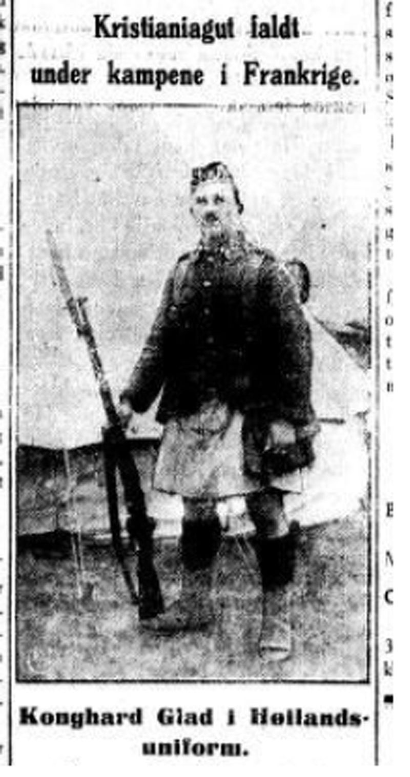 Avisnotis med bilde av en soldat i uniform. Tekst: "Kristianiagut faldt under kampene i Frankrige. Konghard Glad i Høilandsuniform."