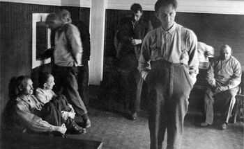 Sanderud sykehus i Ottestad ved Hamar ble etablert i 1908 som asyl for sinnsyke. Fotografiet er tatt i mannsavdelingen, ca. 1938. Å kastrere psykiatriske pasienter var en metode som man trodde ville gjøre pasientene roligere. Les mer om sterilisering av seksualforbrytere og psykiatriske pasienter i mellomkrigstiden . Foto: Sykehuset Innlandet HF, Sanderud