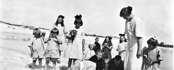 Organisasjonen Norsk misjon blant hjemløse opprettet flere barnehjem rundt i Norge fra 1899 til 1929. Her fra en utflukt på Karmøy i 1924 med barnehjemsbarn. Generalsekretæren i organisasjonen forsøkte senere å gjøre det lettere å tvangssterilisere barn og unge. Les mer om sterilisering av omstreifere i Norge . Foto: Riksarkivet