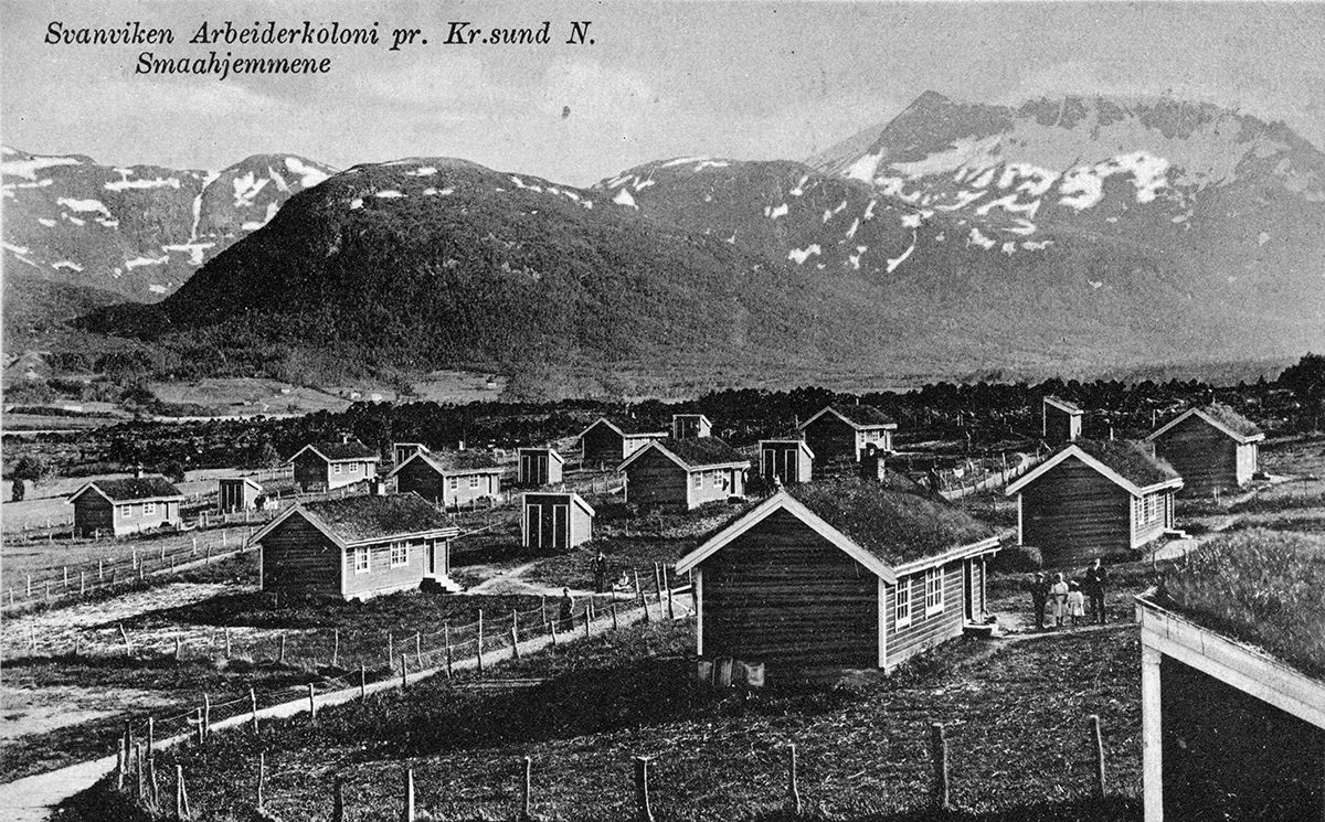 Fotografi av små hus spredt utover landskapet. Tekst: "Svanviken Arbeiderkoloni pr. Kr.sund N. Smaahjemmene