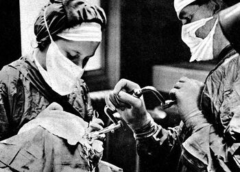 Fotografiet er tatt under en lobotomering på et psykiatrisk sykehus i England i 1947. Les mer om lobotomi som behandling i psykiatrien i Norge . Foto: R. Hutton/Aktuell/NTB scanpix