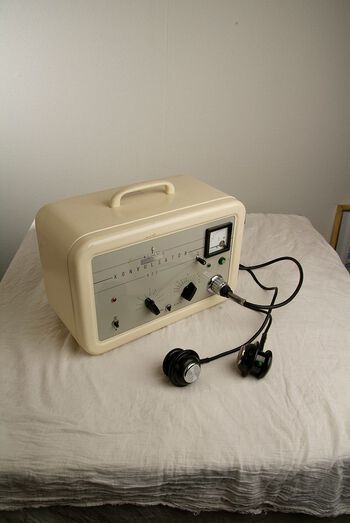 Slike elektrosjokkapparat ble tatt i bruk i psykiatrisk behandling fra slutten av 1940-årene. Les mer om ulike former for behandling i psykiatrien i Norge . Foto: Vegard Haave