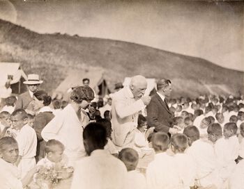 Fridtjof Nansen i en leir for foreldreløse gutter, utenfor Aleksandropol i Armenia, 23. juni 1925. Les mer om Nansens internasjonale engasjement . Foto: ukjent/Nasjonalbiblioteket, bldsa_6d166