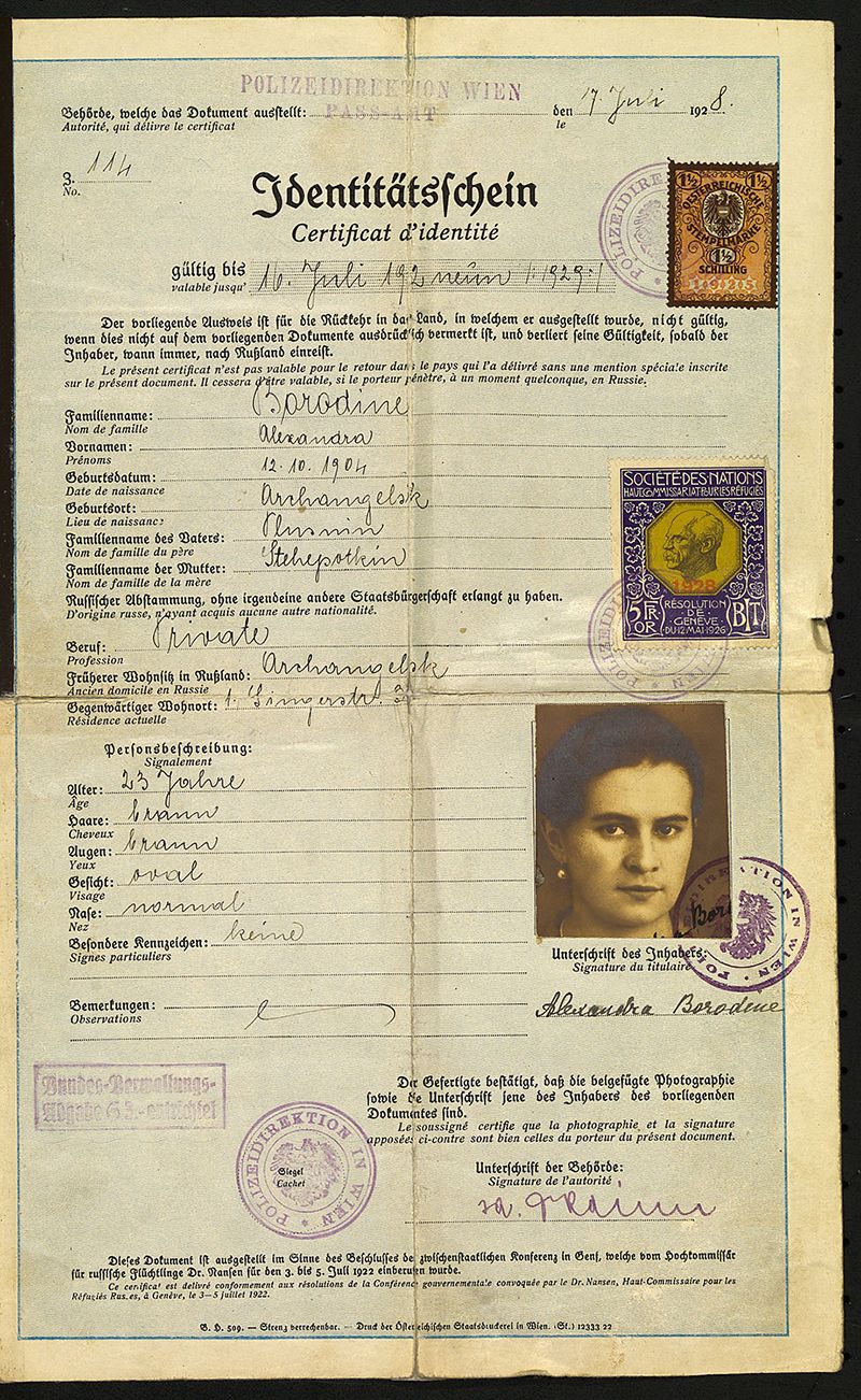 Fotografi av et Nansenpass: identitetsdokument med stempler og fotografi