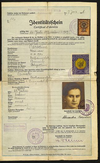 Fritjof Nansen ble i 1921 utnevnt til Folkeforbundets første høykommissær for flyktninger. Dette er et såkalt Nansenpass utstedt til en russisk flyktning. Les mer om Nansens internasjonale engasjement . Foto: Sentralpasskontoret/Statens utlendingskontor/RA/S1561/D/Dm/Russiske flyktninger 1929 – 1935/Riksarkivet