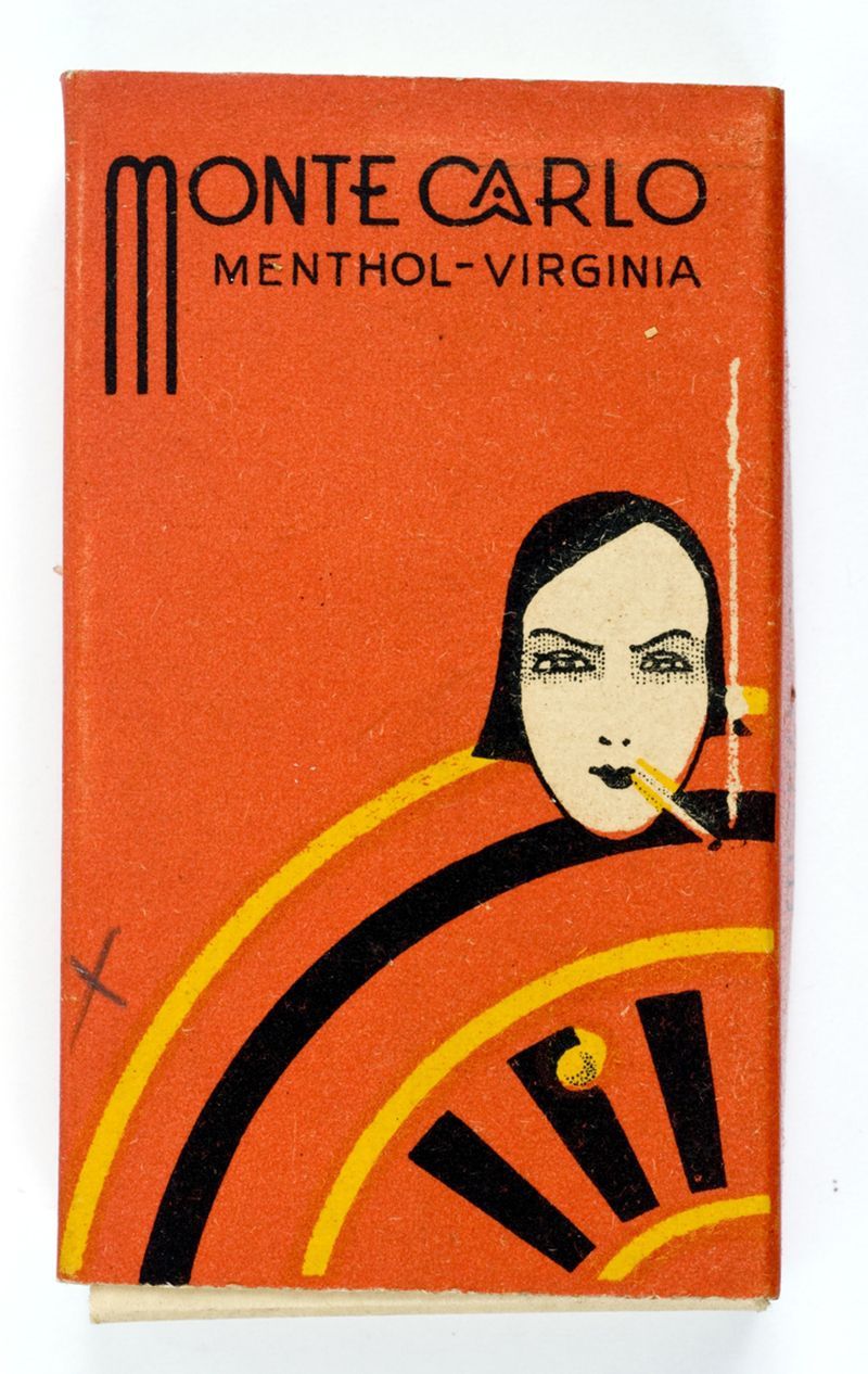 Bilde av sigarettpakke: rød bakgrunn, tegnet portrett av kvinne med strengt blikk og sigarett i munnviken. Tekst: "Monte Carlo menthol-Virginia"