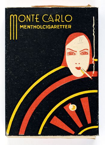 Det var kvinner som stod for det første ungdomsopprøret, og reklamen appellerte til de nye idealene. Dette er en 10-pakning av Monte Carlo menthol-sigaretter, produsert av Petterøe. Les mer om kvinneopprøret i 1920-årene . Foto: Norsk Folkemuseum