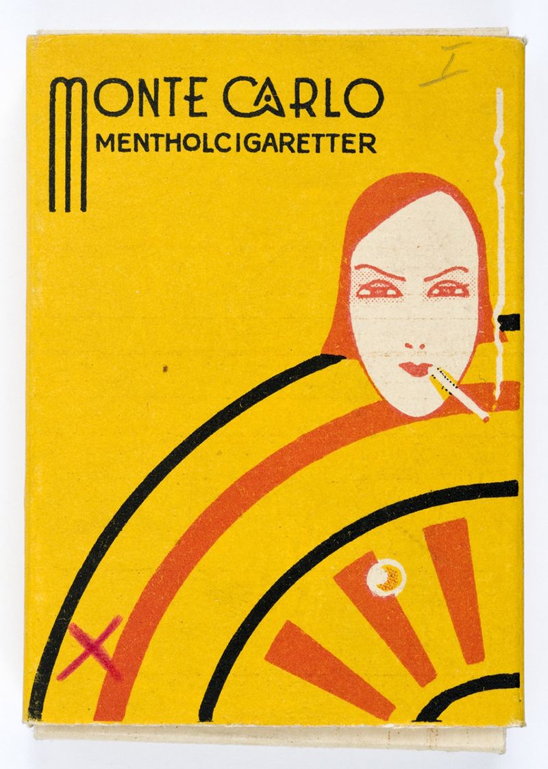 Bilde av sigarettpakke: gul bakgrunn, tegnet portrett av kvinne med strengt blikk og sigarett i munnviken. Tekst: "Monte Carlo mentholcigaretter""