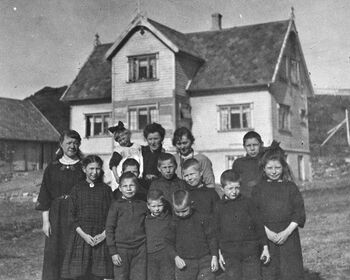 Barn foran Norsk misjon blant hjemløse s nyåpnede barnehjem i Kopervik i 1922. Les mer om bortsettingen av «omstreiferbarn» på barnehjem i Norge . Foto: Riksarkivet