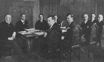 Forhandlingsmøte mellom representanter for statene som undertegnet Oslo-konvensjonen, Oslo 18. desember 1930. Statsminister Johan Ludwig Mowinckel til venstre. Les mer om Oslo-konvensjonen, som skulle sikre lette internasjonal handel, og ideen om frihandel som bidrag til fred . Foto: Ukjent/Norden kalender, 1937/ CC PDM