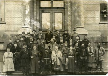 Starten på 1900-talet markerte byrjinga på ei tid då samane organiserte seg politisk. Her ser vi nokre av delegatane&amp;#160;som deltok på&amp;#160;det første samelandsmøtet i 1917 i Trondheim. Nederst frå venstre, fyrste rad: 1. Malina Torkilsen, Snåsa. 2. Ukjend kvinne. 3. Anton Jonassen, Fosen. 4. Sanna Jonassen, Fosen. 5. Anders Barrock, Meråker. 6. Maria Steinfjell, Snåsa. 7. Nils Stinnerbom, Meråker. 8. Sara Nussfjell, Snåsa (også kalla Silke-Sara). 9. Ukjend kvinne.10. Ukjent mann. 11. Sigrid Johnsen, Trollheimen. 12. Anders Paulsen. Andre rad, frå venstre:13. Ukjend mann. 14. Gunnar Johnsen, Njarka, Mosjøen. 15. Jacob Persen, Dærgafjell, Snåsaheia. 16. John Johnsen, Steinfjell, Snåsa. 17. Ukjend mann. 18. Lars Johnsen, Kolvereid. 19. Nils Johan Kappfjell, Majavatn. 20. Ukjend mann. 21. Ukjend mann. 22. Ukjend mann. 23. Ukjend mann. 24. Nicolai Larsen, Vesterfjell, Kjerringvatn. Frå venstre, bakerste rad: 25. Ukjend mann. 26. Peder Larsen, Vesterfjell, Kolvereid. 27. Ukjend kvinne. 28. Ukjend mann. 29. Vangberg? 30. Kristian Nissen, reininspektør. 31. Forfang? 32. Ellen Lie, møtesekretær (journalist). 33. Lorents Brede, «lappefogd» i Nord-Trøndelag. Foto: ukjend/Tromsø museum, UiT - Norges arktiske universitet/ CC-BY-NC-ND