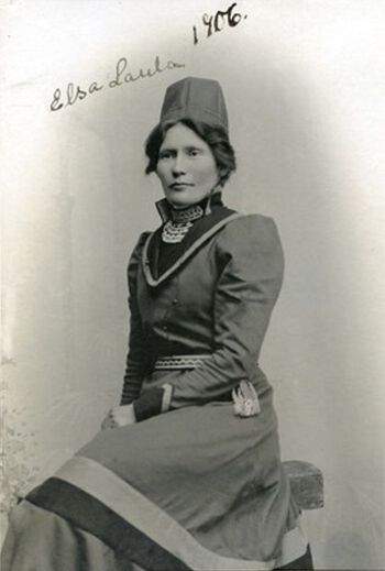 Portrett av Else Laula Renberg teke i København&amp;#160;i 1906. Laula&amp;#160;Renberg var reindriftssame og jordmor. Ho stod i fronten for den samepolitiske mobiliseringa i dei sørsamiske områda og var ei særs viktig drivkraft og organisator dei fyrste tiåra av 1900-talet.&amp;#160;Det var mellom anna Laula Renberg som stod bak organiseringa av det første samelandsmøtet i 1917. Foto: Atelier Empire/Tromsø Museum, UiT - Norges arktiske universitet/ CC BY-NC-ND