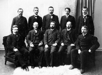 Isak Saba var den fyrste stortingsrepresentanten med samisk bakgrunn i Noreg. Han&amp;#160;spela&amp;#160;ei sentral rolle&amp;#160;i den politiske mobiliseringa&amp;#160;av samiske miljø tidleg på 1900-talet . Han er også kjend for å ha skrive Same soga laula(Samefolkets song), eit dikt som i 1986 vart samisk nasjonalsong. Sitjande frå venstre: Isak Saba, Christian Holterman Knudsen, Alfred Eriksen, Anders Buen, Adam Egede-Nssen. Ståande frå venstre: John Lind Johansen, Magnus Nilssen, Torgeir Vraa, Meyer Foshaug og Lars Sæbø. Foto: ukjend/Arbeiderbevegelsens arkiv og bibliotek/ CC BY-NC-ND