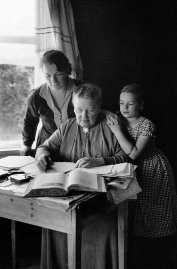 Henriette Schønberg Erken var kokebokforfatter og tjente nok mye mer enn sin mann, men i folketellingen var det mannen som stod som forsørger for deres barn og tjenestefolk. Her er Erken omgitt av datter og barnebarn. Les mer om hvordan familier ble forstått i folketellingene i mellomkrigstiden . Foto: Domkirkeoddens fotoarkiv