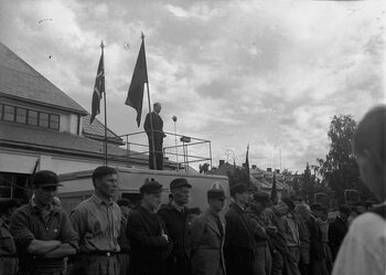 Her taler Vidkun Quisling på et torgmøte Nasjonal Samling holdt i Ringsaker.&amp;#160;Les mer om oppslutningen til NS før og under krigen .&amp;#160;Foto: Mikkel Sveinhaug/Domkirkeodden/ CC BY-NC-SA