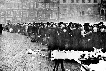 De fleste matvarer ble rasjonert under okkupasjonen. Her er en matkø på Youngstorget i Oslo i 1940. Les mer om kosthold og ernæring under krigen . Foto: NTB scanpix